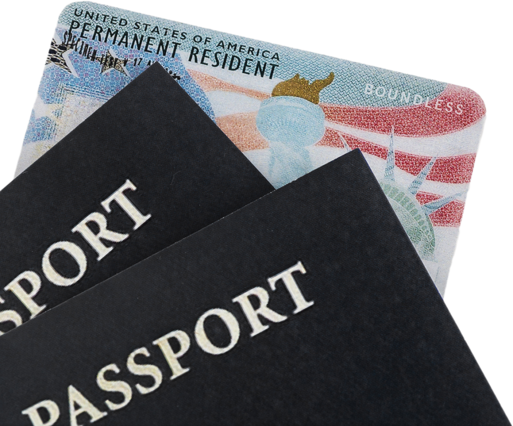 Tarjeta de residente permanente de EE. UU. parcialmente visible detrás de dos pasaportes con la palabra «PASSPORT» en la portada.