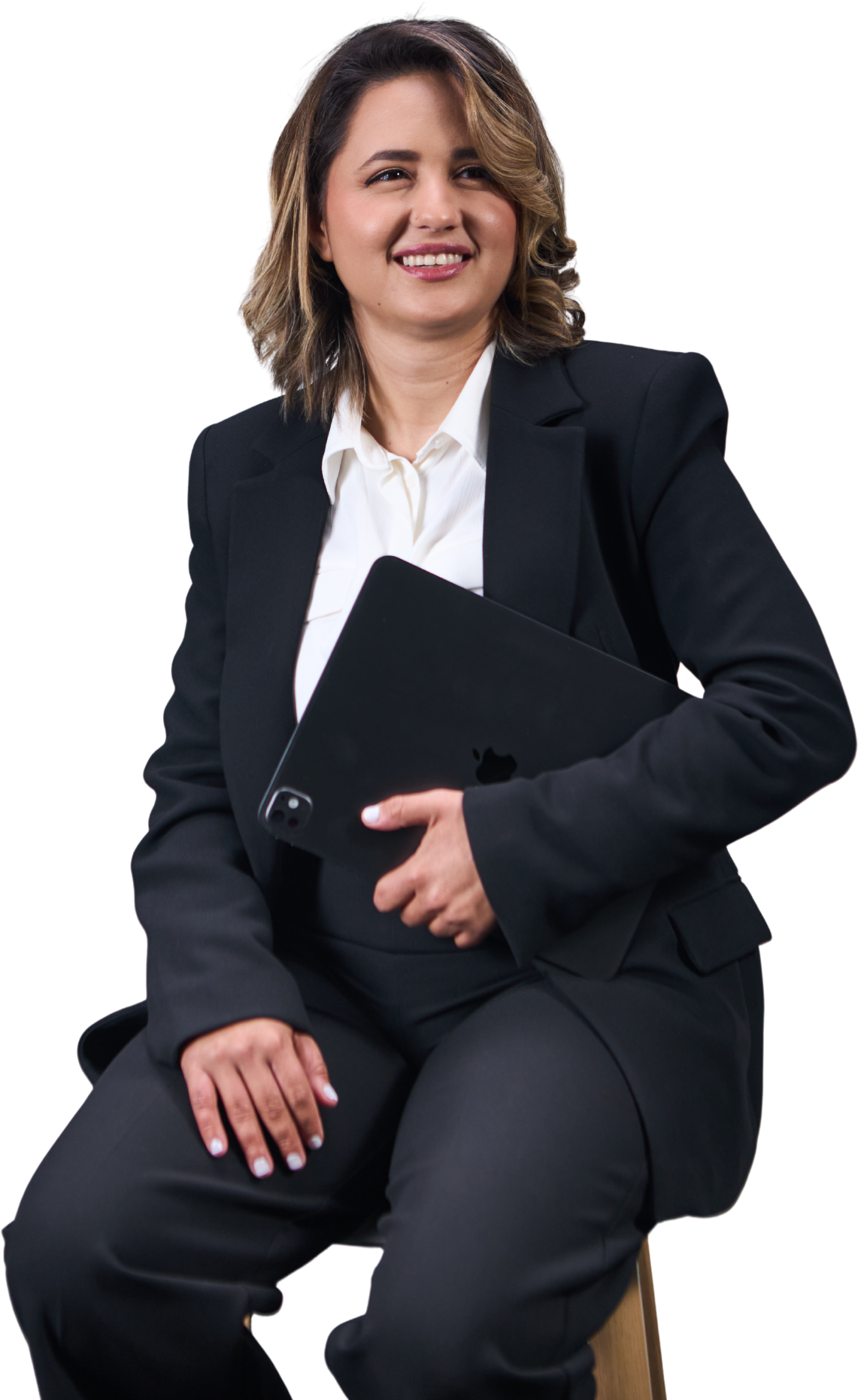 Retrato de una mujer sentada en un taburete de madera, sosteniendo un iPad.