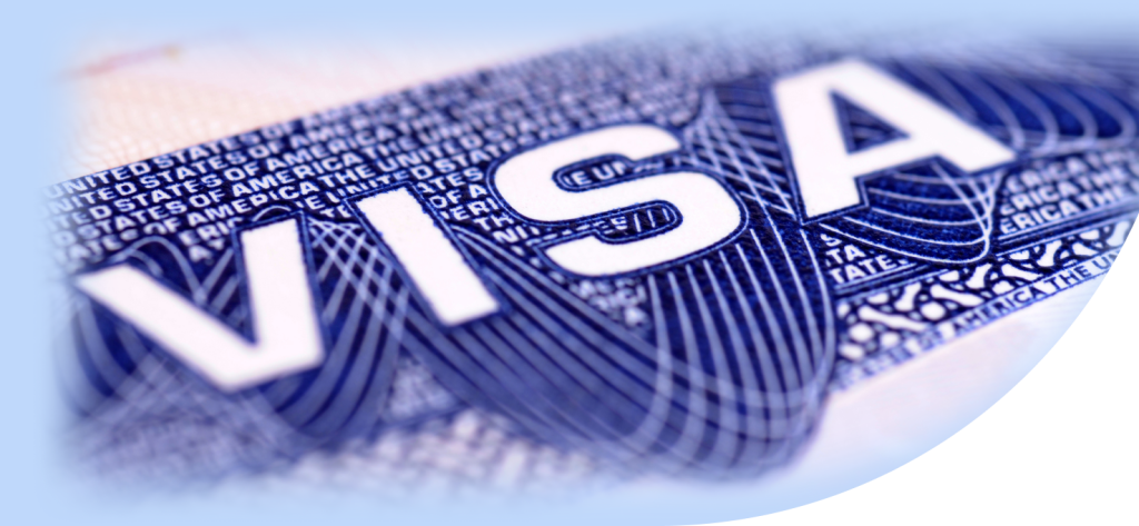 Primer plano de un visado estadounidense en el que destaca la palabra «VISA» impresa en azul con tinta de seguridad.
