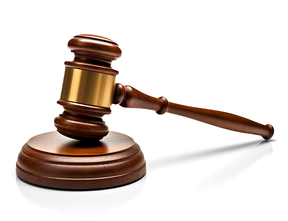 Un mazo de madera con un revestimiento metálico dorado en el centro.